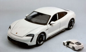 Porsche Taycan Turbo S White scala 1:24