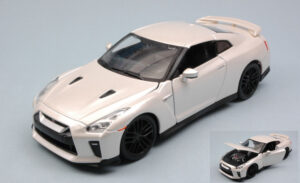Nissan GT-R 2017 White Pearl scala 1:24