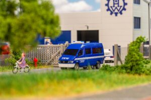 MB Sprinter “THW” luce blu (HERPA) scala H0