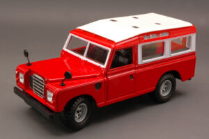 Land Rover 110 1983 Red W/White scala 1:24