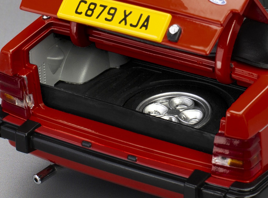 Ford Escort XR3i Cabriolet DS Modellismo Ford Escort XR3i Cabriolet scala 1:18