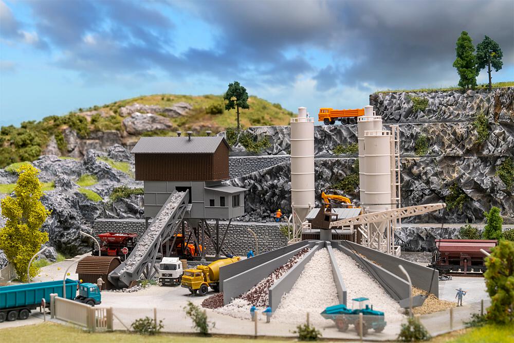 Impianto di betonaggio con silo di carico della ghiaia Scala N DS Modellismo Impianto di betonaggio silo scala N