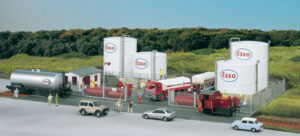 Deposito di benzina “ESSO” scala H0 Piko
