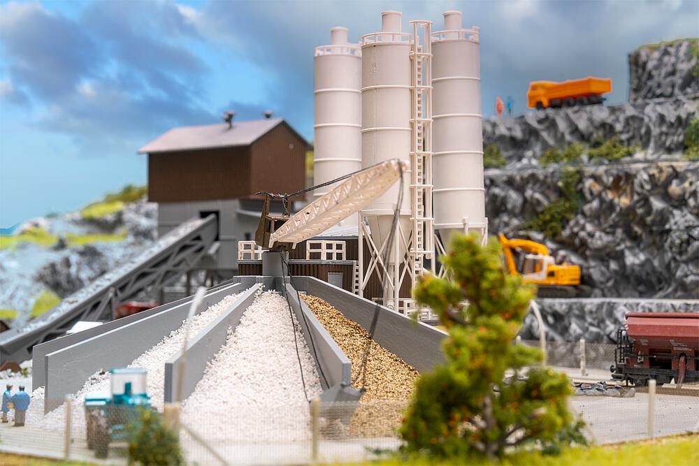 Impianto di betonaggio con silo di carico della ghiaia Scala N DS Modellismo Impianto di betonaggio silo scala N