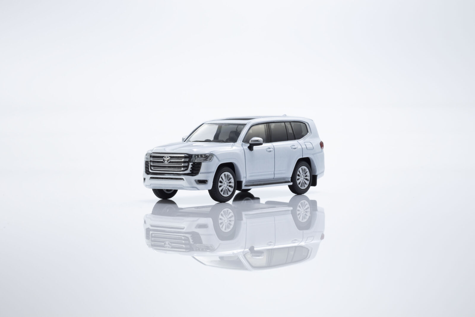 Toyota Land Cruiser 300 + Libro DS Modellismo Toyota Land Cruiser 300 Libro scala 1:64