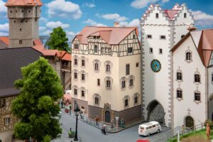 Grande casa di città scala H0 Faller