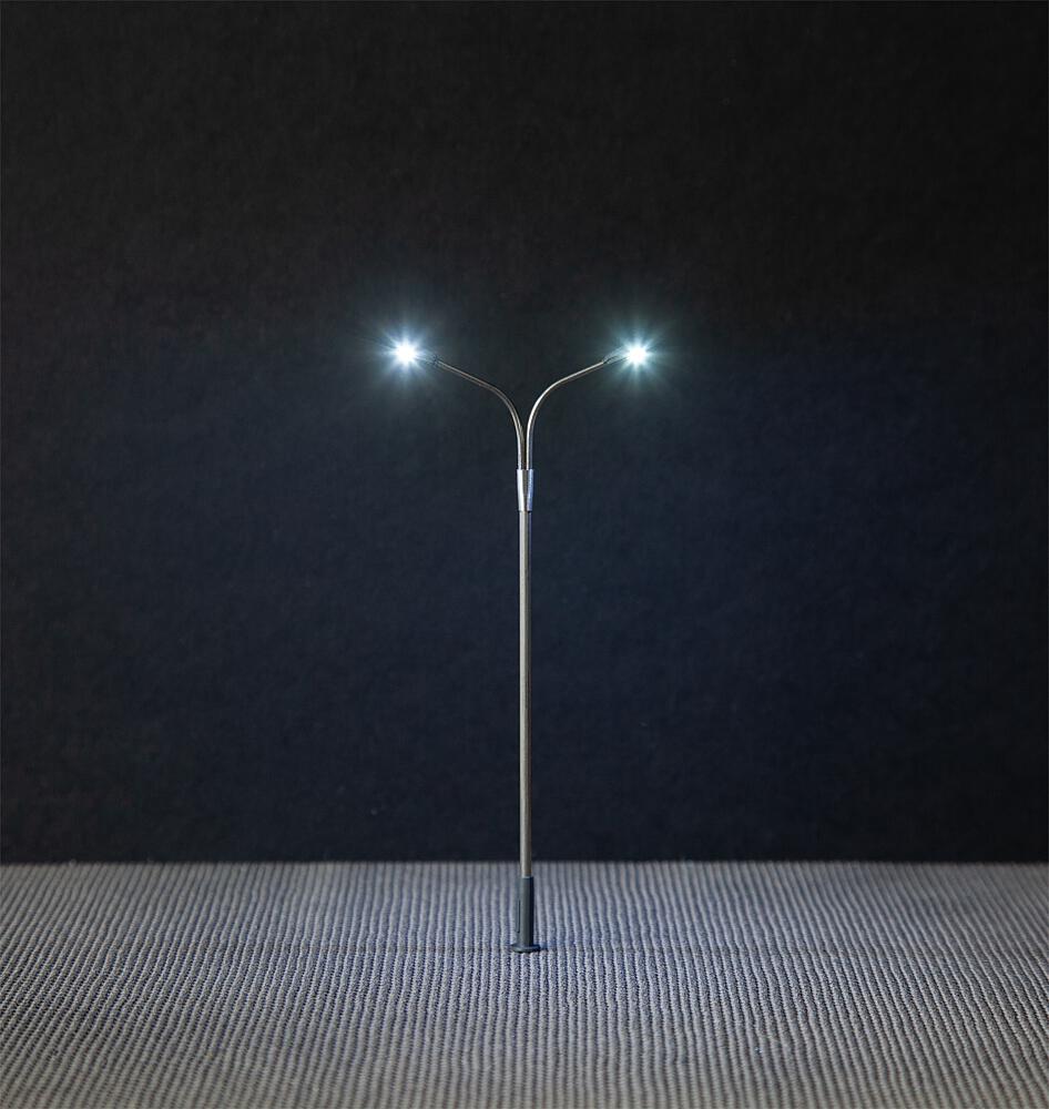Lampione stradale a LED a due braccia - Bianco freddo Scala H0 DS Modellismo Lampione stradale a LED a due scala H0