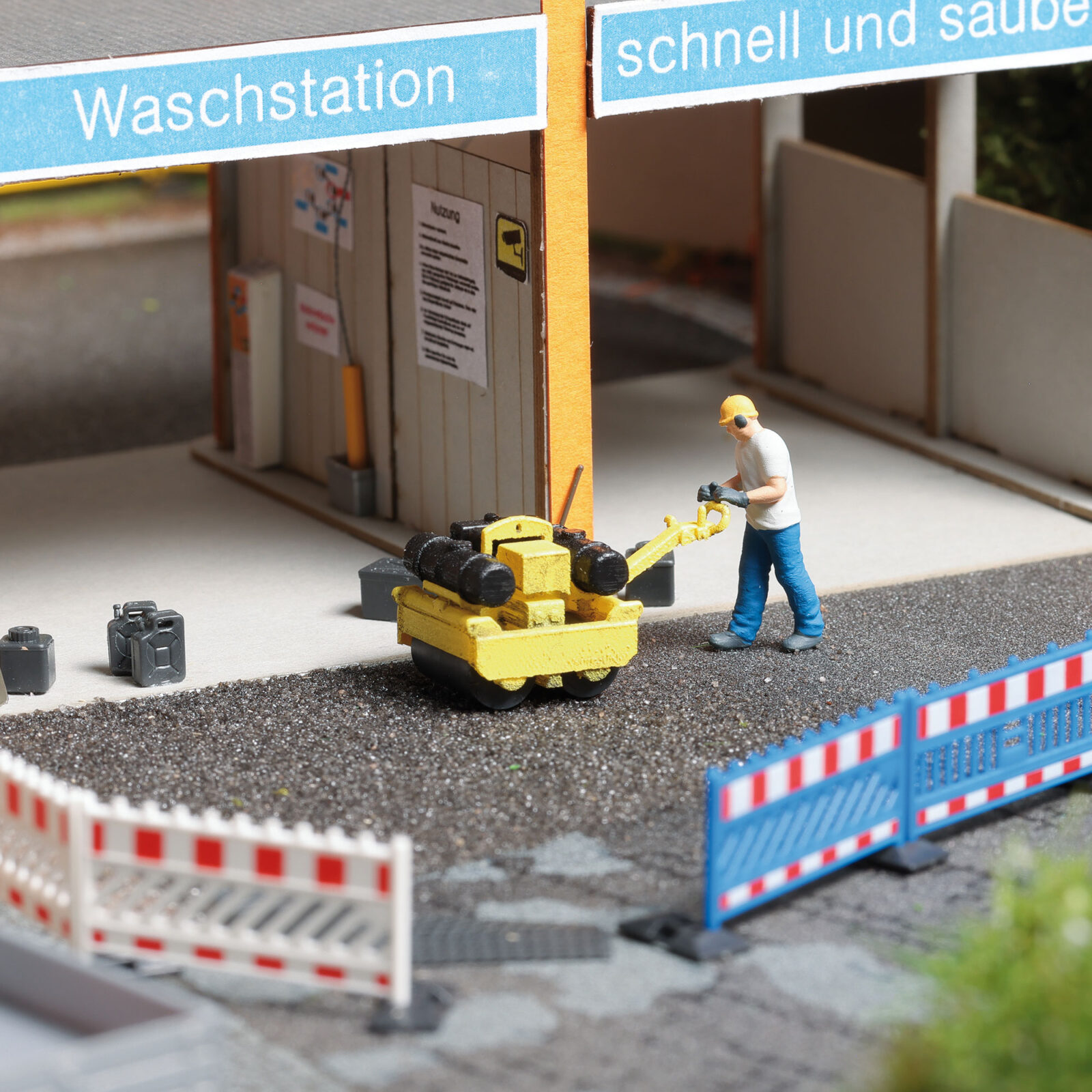 Set Azione: Rullare l'Asfalto Scala H0 DS Modellismo Set Azione: Rullare l'Asfalto scala H0 Busch