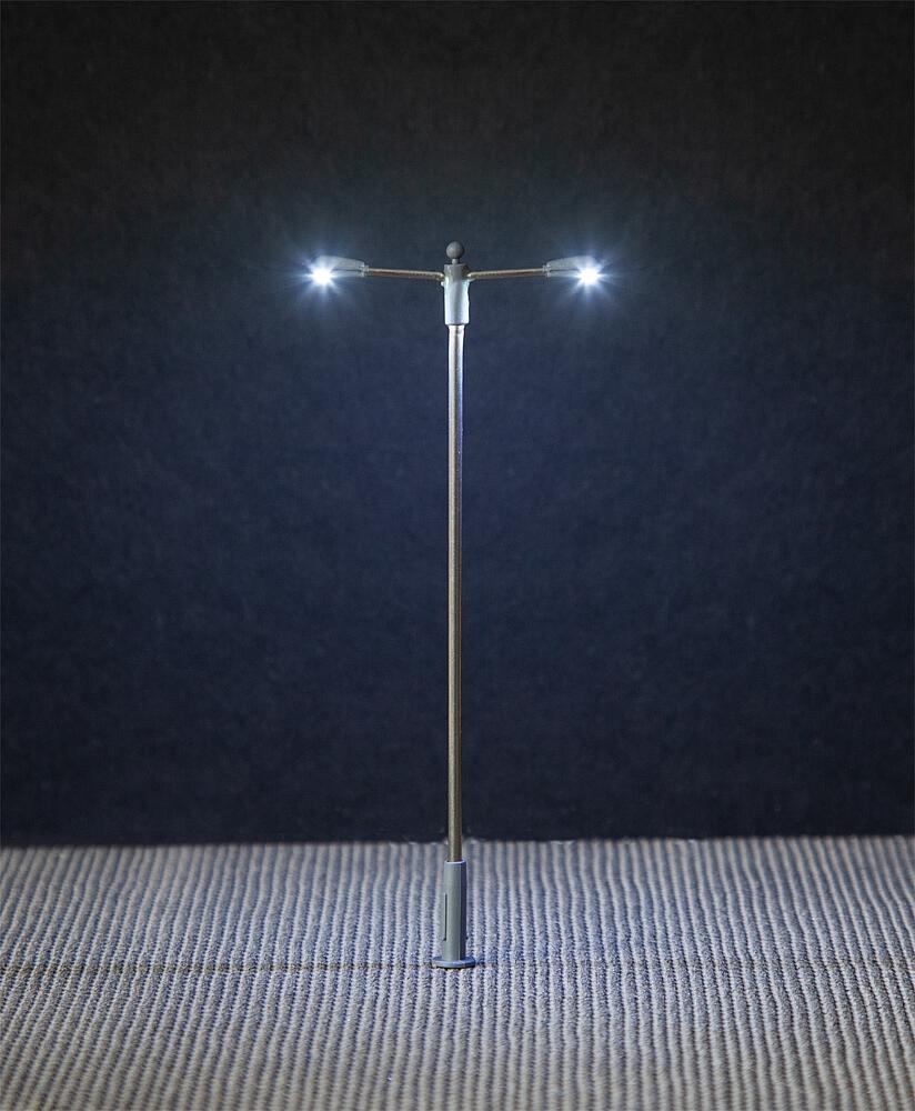 Lampione stradale a LED a due braccia - Bianco freddo Scala H0 DS Modellismo Lampione stradale a LED a due scala H0