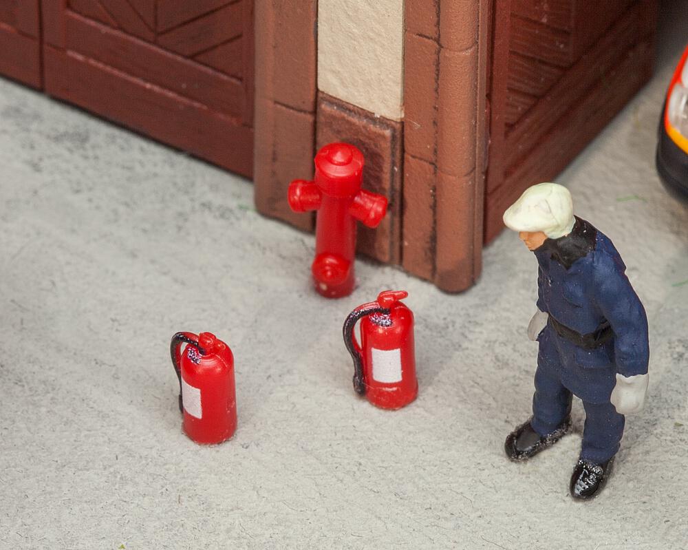 6 Estintori e 2 Idranti Scala H0 DS Modellismo 6 Estintori e 2 Idranti scala H0 Faller