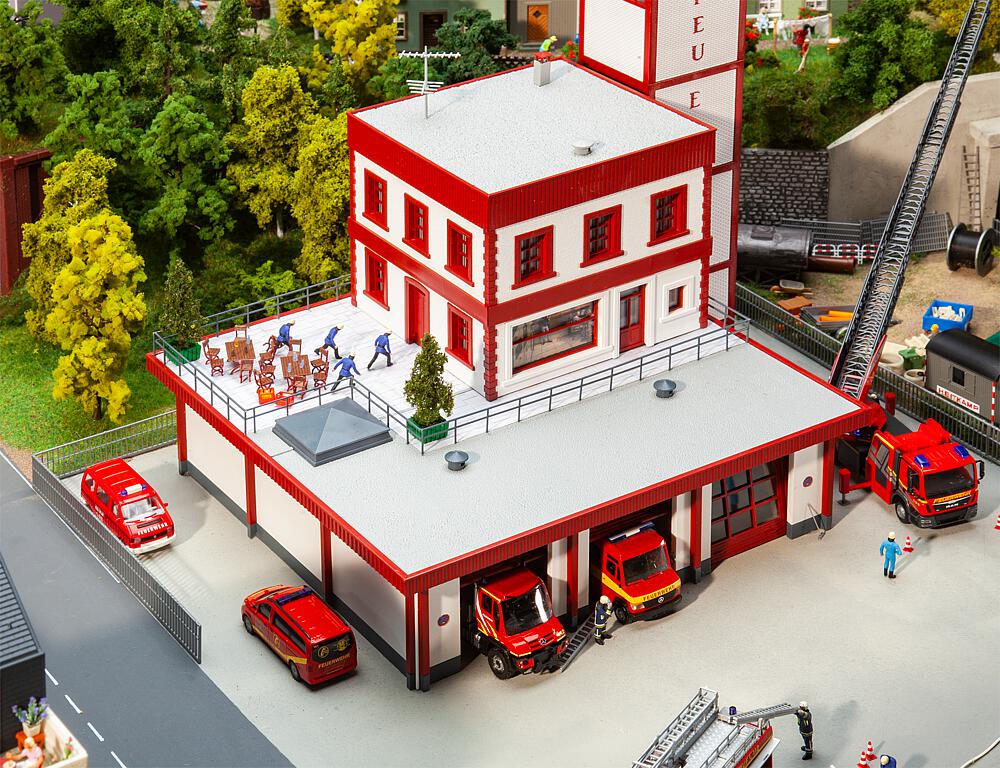Caserma moderna dei vigili del fuoco Scala H0 DS Modellismo Caserma moderna dei vigili scala H0