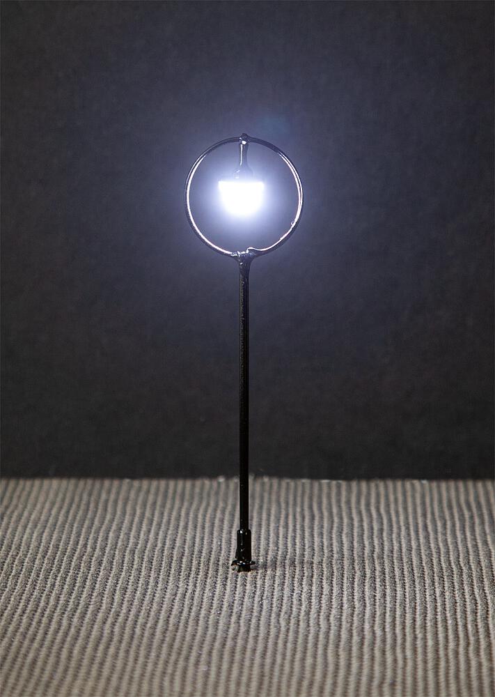 Lampione da parco a LED a sfera sospese - Bianco freddo Scala H0 DS Modellismo Lampione da parco a LED a sfera scala H0
