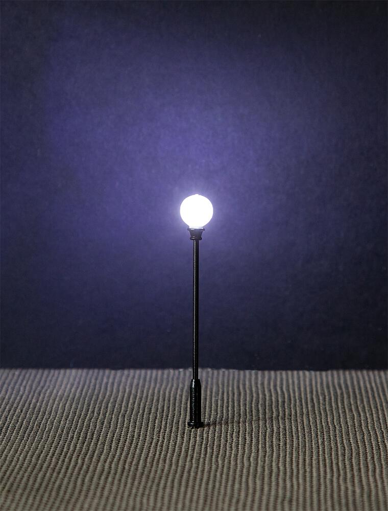 Lampione da parco a LED a sfera - Bianco freddo Scala H0 DS Modellismo Lampione da parco a LED a sfera scala H0