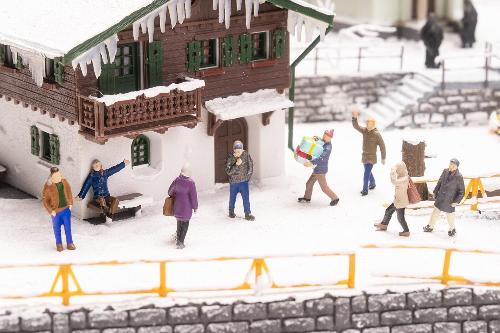 Passanti in inverno Scala H0 DS Modellismo Passanti in inverno scala H0 Faller