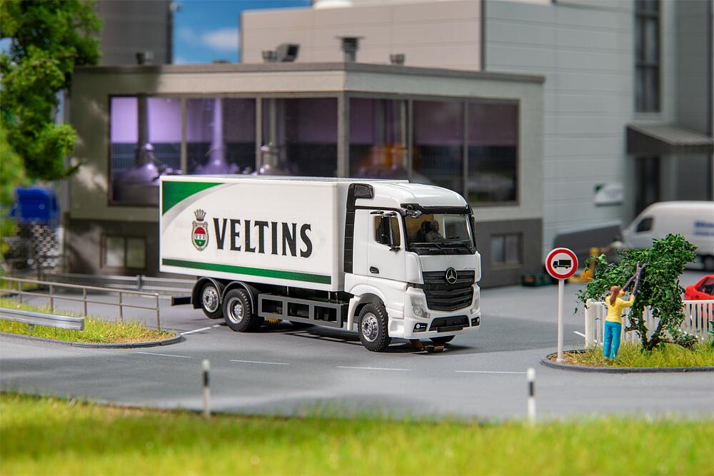 Autocarro MB Actros Streamspace cassonato Veltins Beverages (HERPA) Scala H0 DS Modellismo Autocarro MB Actros Streamspace scala H0