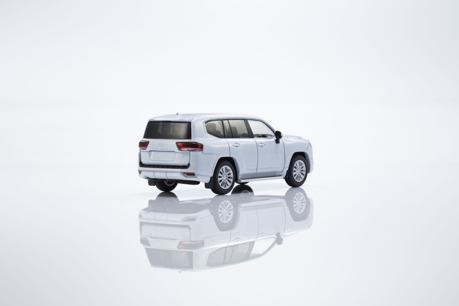 Toyota Land Cruiser 300 + Libro DS Modellismo Toyota Land Cruiser 300 Libro scala 1:64