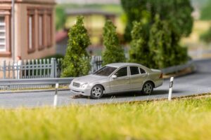 MB Classe C W 203, argento (HERPA) scala H0