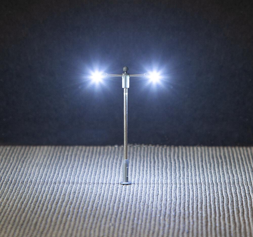 Lampione a LED a due bracci - Bianco freddo Scala N DS Modellismo Lampione a LED a due bracci Bianco scala N