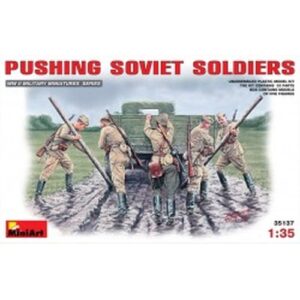 1/35 Pushing Soviet Soldiers